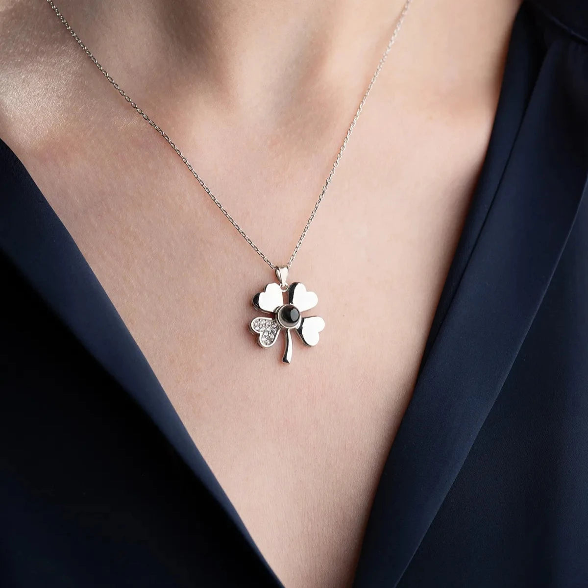 100 DİLDE SEVİYOR YONCA KOLYE | 925 GÜMÜŞ