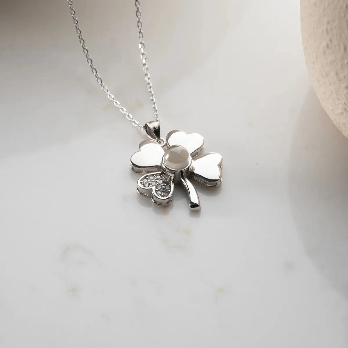 100 DİLDE SEVİYOR YONCA KOLYE | 925 GÜMÜŞ