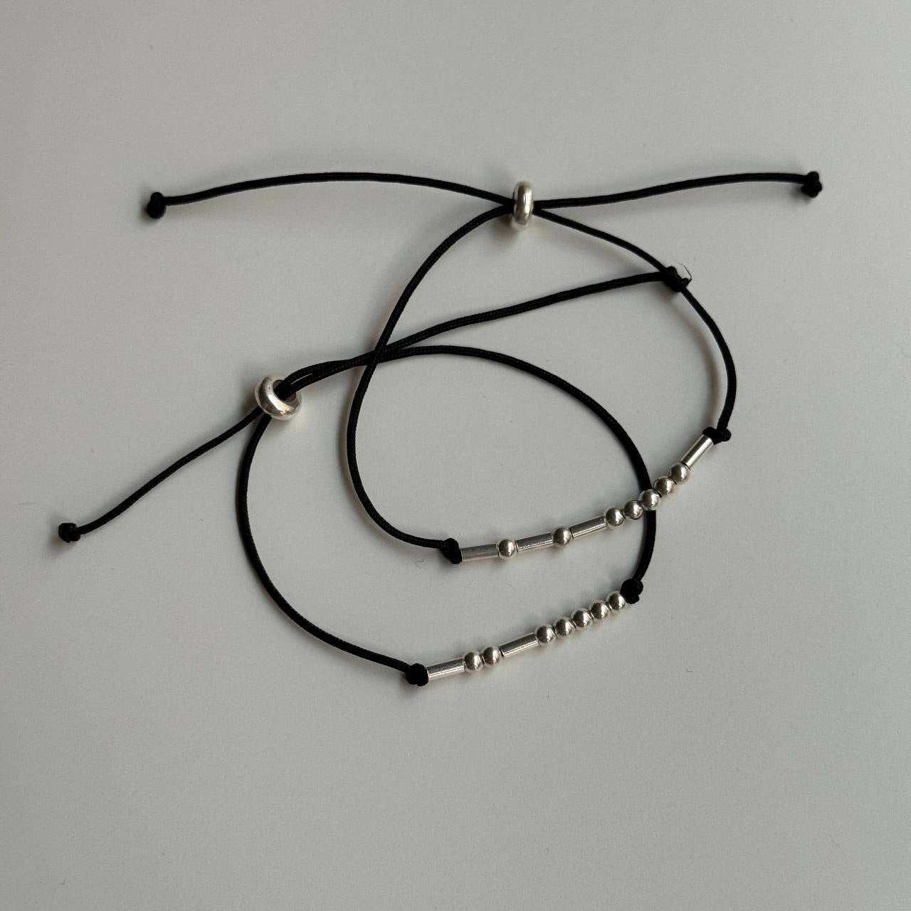 MORS ALFABELİ İPLİ ÇİFT BİLEKLİĞİ | 925 GÜMÜŞ