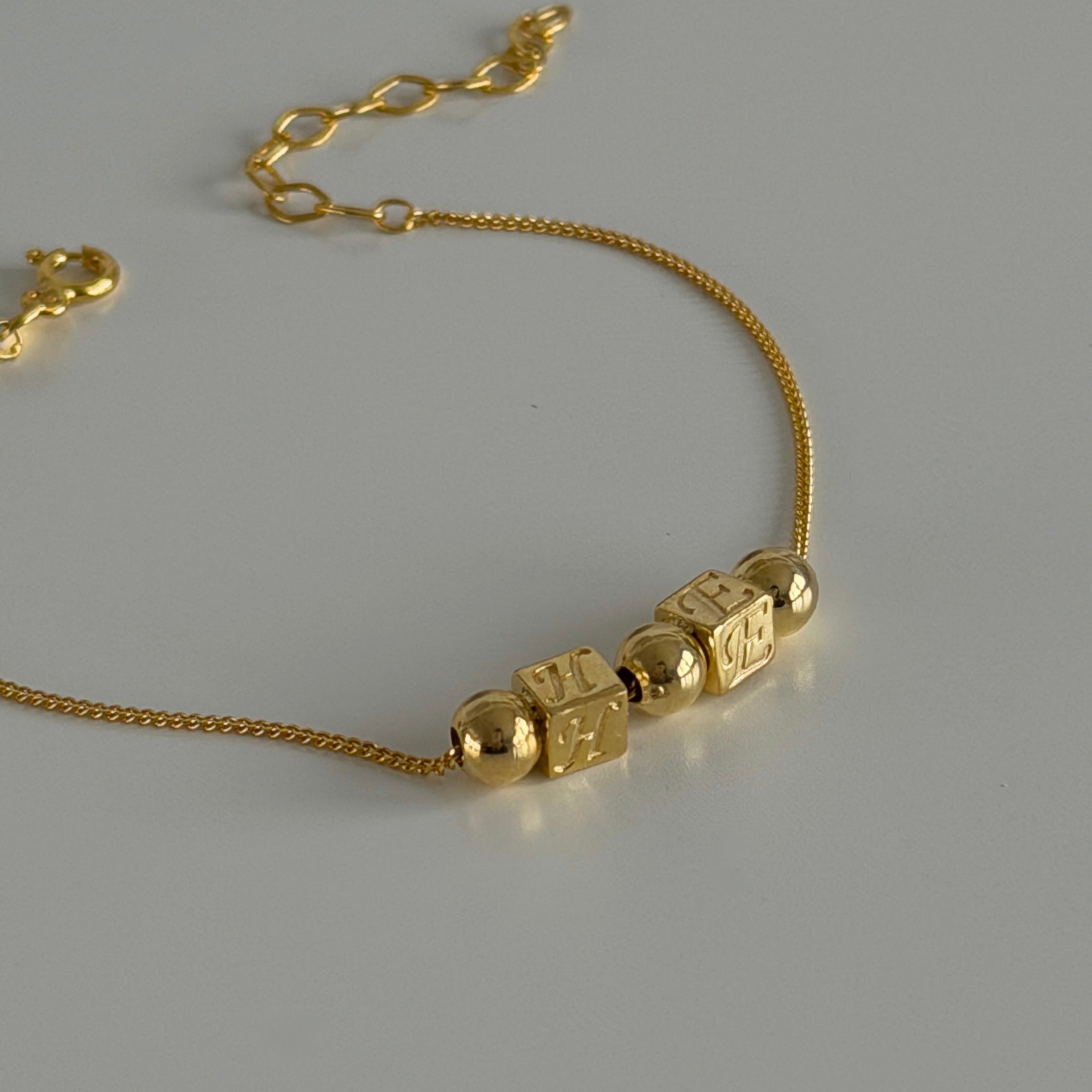 İKİLİ KÜP HARF BİLEKLİK | 925 GÜMÜŞ