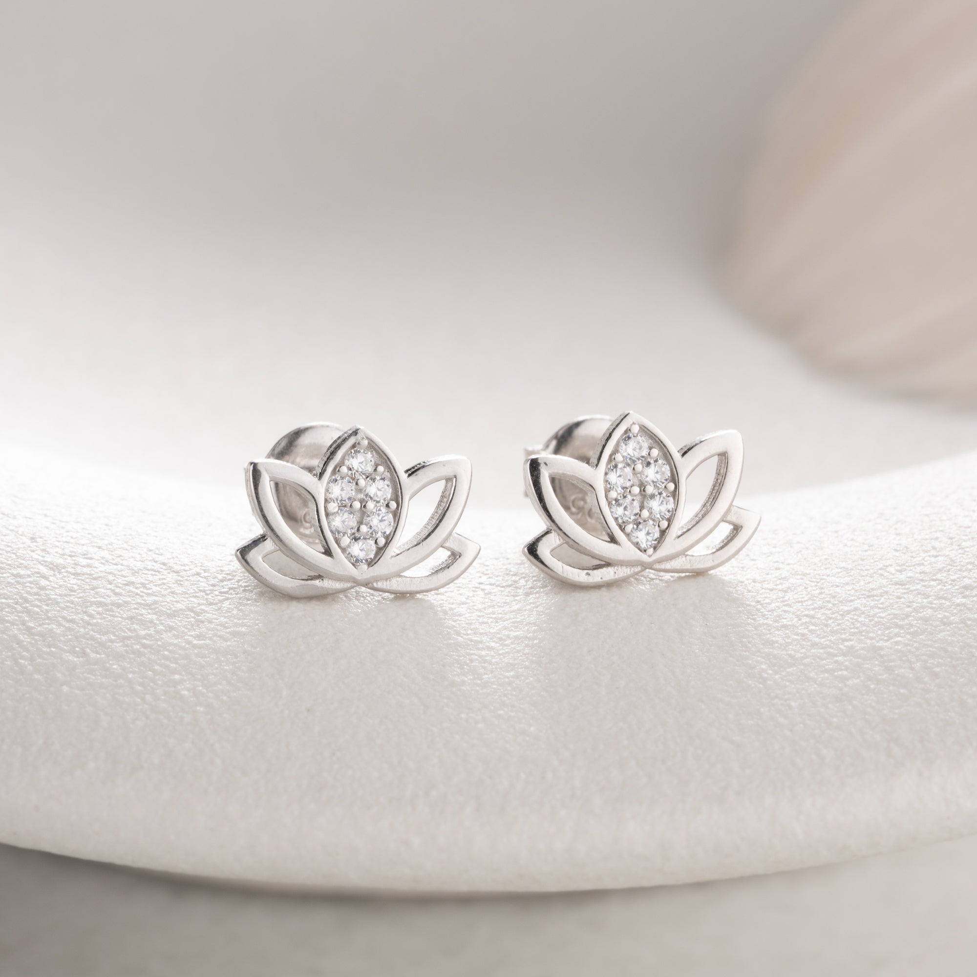 LOTUS IŞILTI KÜPE | 925 GÜMÜŞ